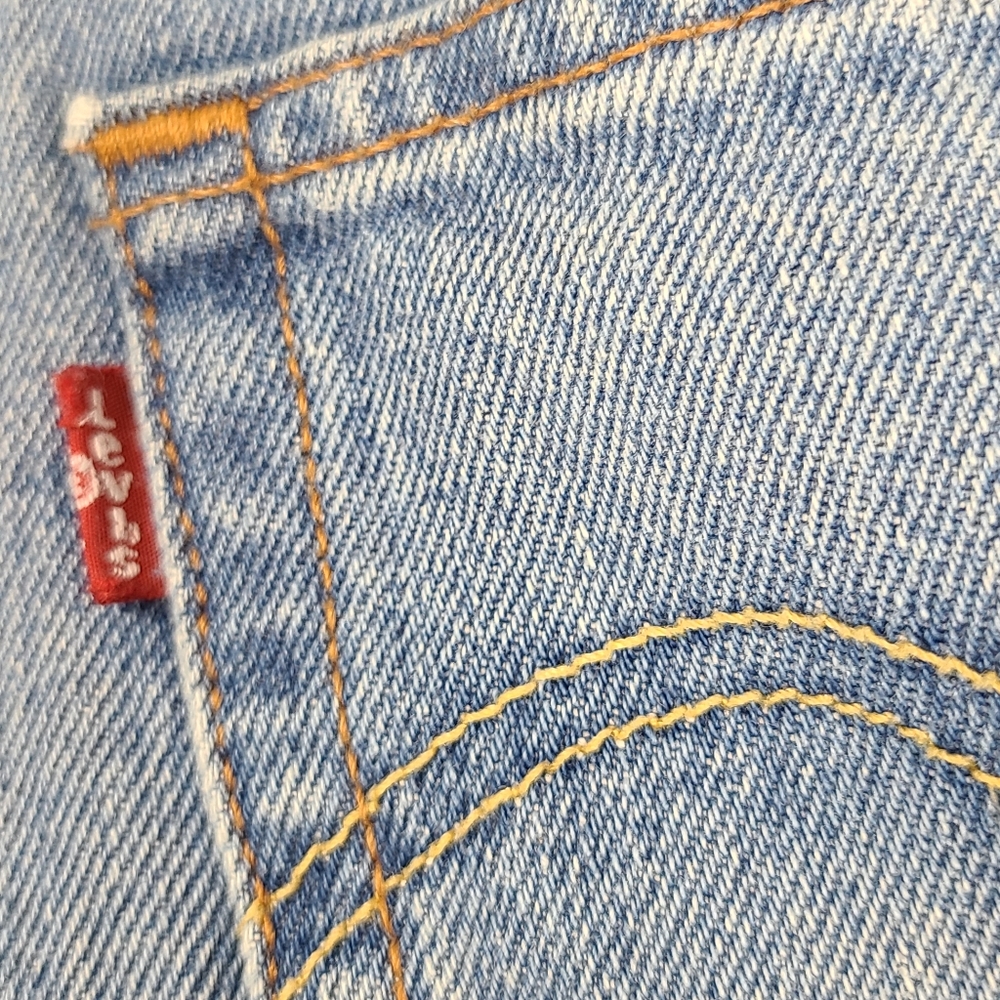 Levi's Women's distressed blue cut-off high-rise button-fly jean shorts, Sz 28 - Picture 6 of 10